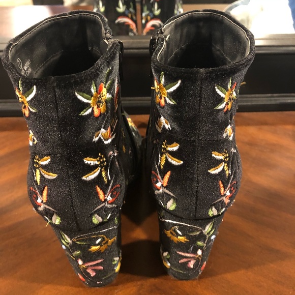 Embroidered boots - Picture 4 of 5